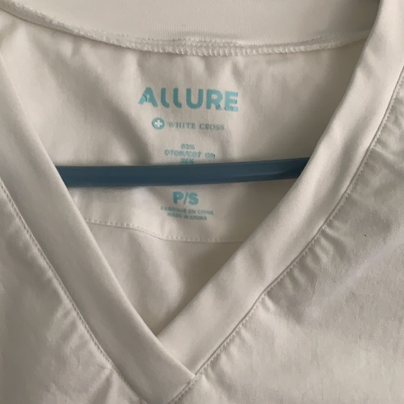 Scrub tops size small - Picture 2 of 10